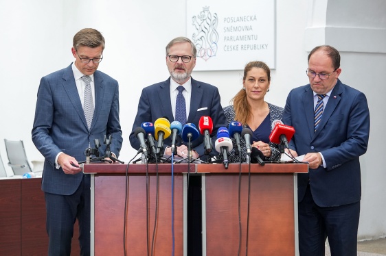 Vláda se tentokrát kvůli probíhající mimořádné schůzi Sněmovny sešla k jednání přímo v budově Poslanecké sněmovny, 18. června 2025.