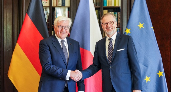 Oficiální fotografie českého premiéra Petra Fialy a německého prezidenta Franka-Waltera Steinmeiera před státními zástavami, 30. dubna 2024.