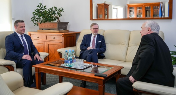 Schůzka Petra Fialy s končícím ředitelem NBÚ Jiřím Langem a jeho nástupcem Janem Čuřínem při uvedení nového ředitele do funkce, 2. května 2024.