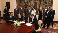 Předsedové stran ODS Petr Nečas, TOP 09 Karel Schwarzenberg a Věcí veřejných Radek John podepsali koaliční smlouvu, 12.7.2010