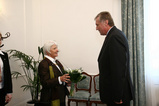 Předsedkyni parlamentu NZ Margaret Wilson premiér uvítal květinami