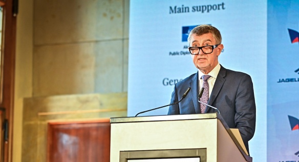 Premiér Andrej Babiš v projevu na konferenci mimo jiné připomněl pomoc armády při zvládání pandemie covid-19, 22. června 2021.