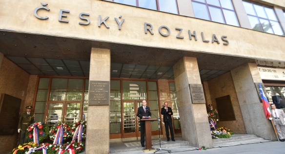 Předseda vlády Bohuslav Sobotka se 21. srpna 2015 zúčastnil pietního aktu u budovy Českého rozhlasu.