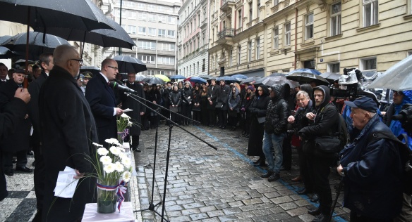 Premiér Bohuslav Sobotka si připomněl odkaz 17. listopadu a uctil Den boje za svobodu a demokracii v rámci pietního aktu u Hlávkovy koleje.
