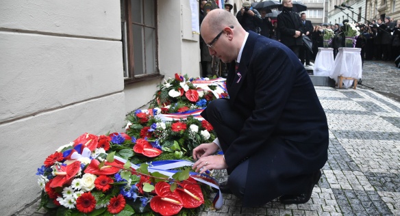 Premiér Bohuslav Sobotka si připomněl odkaz 17. listopadu a uctil Den boje za svobodu a demokracii v rámci pietního aktu u Hlávkovy koleje.