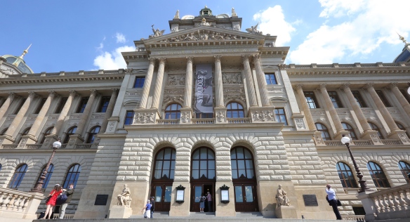 Předseda vlády navštívil výstavy Sluneční králové a Symboly v Národním muzeu, 23. června 2020.