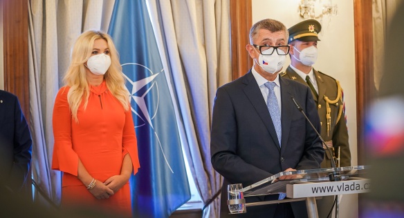 Medaile Karla Kramáře oceněným předal předseda vlády Andrej Babiš v doprovodu své manželky Moniky, 8. září 2021.