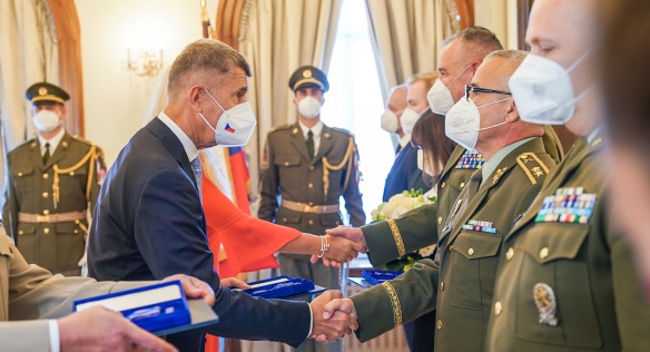 Medaile Karla Kramáře oceněným předal předseda vlády Andrej Babiš v doprovodu své manželky Moniky, 8. září 2021.