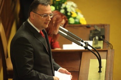 Předseda vlády Petr Nečas vystoupil před poslanci na mimořádné schůzi před hlasováním o nedůvěře vládě.