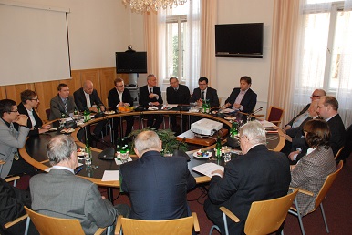 Ministr Chvojka uspořádal první kulatý stůl k revizi Ústavy ČR 