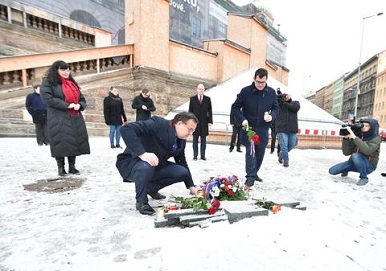 Ministr Chvojka uctil společně s premiérem Sobotkou a dalšími členy vlády památku Jana Palacha