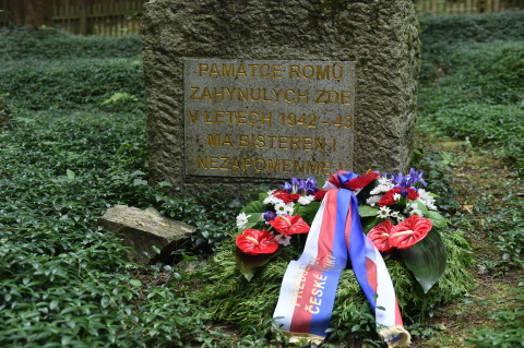 Náměstek David Beňák uctil památku obětí tzv. cikánského tábora v Hodoníně u Kunštátu