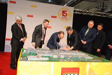 Ministr Dienstbier spoluotevřel novou budovu společnosti LEGO v Kladně - poslední kostička do modelu haly