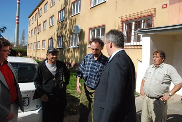 Ministr Dienstbier pracovně navštívil ve Štětí místní sociálně vyloučenou lokalitu