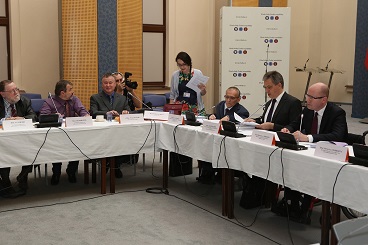 Zasedání Vládního výboru pro zdravotně postižené občany se zúčastnil premiér Sobotka na vozíku