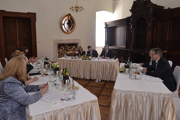 Ministr Dienstbier při separátním jednání v rámci společného zasedání vlád ČR a SR