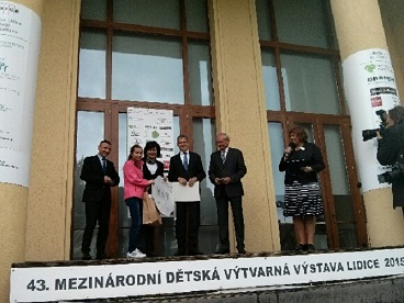 Jiří Dienstbier ocenil v Lidicích vítěze Mezinárodní dětské výtvarné výstavy 2015