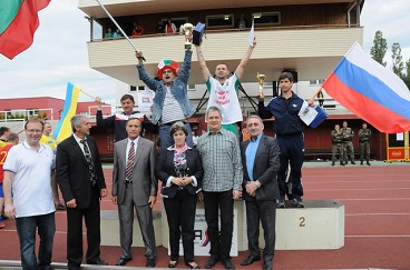 Ministr Dienstbier předával v roce 2014 trofej vítězům Turnaje Tolerance v malé kopané