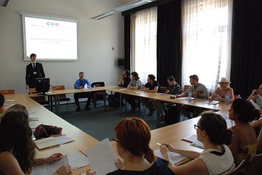 Přednáška pro zahraniční studenty o vládním boji s korupcí