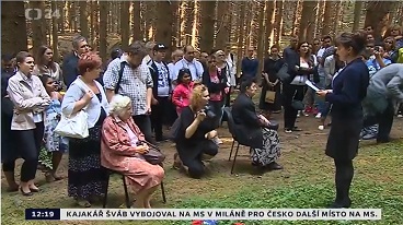 Ministr Jiří Dienstbier uctil památku obětí tzv. cikánského tábora v Hodoníně u Kunštátu