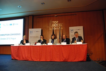 Ministr Dienstbier vystoupil na významné protikorupční konferenci