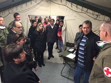 Min. Dienstbier děkuje českým vojákům z polní nemocnice pomáhajícím na rakousko-slovinské hranici v Šentilji
