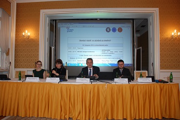 Ministr Dienstbier zahájil mezinárodní konferenci o domácím násilí