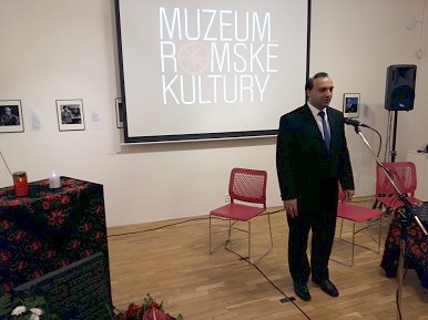 David Beňák - zástupce ministra Dienstbiera - uctil v Brně památku obětí romského holocaustu
