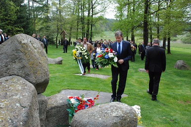 Ministr Dienstbier uctil oběti romského holocaustu v Letech u Písku