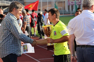 Ministr Dienstbier předal trofej vítězům Turnaje Tolerance v malé kopané