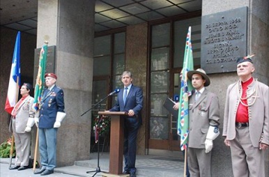 Ministr Dienstbier si na pietní ceremoniál před budovou ČRo v Praze připomněl oběti srpnové okupace 1968