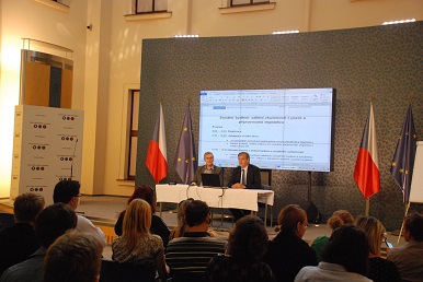 Ministr Dienstbier zahájil důležitou odbornou konferenci o sociálním bydlení