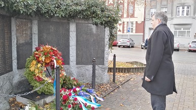 Min. Dienstbier položil věnec u pomníku padlých v 1. světová válce na Náměstí Svobody v Kladně.jpg