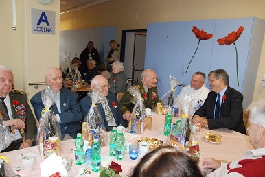 Ministr Dienstbier navštívil Domov péče o válečné veterány