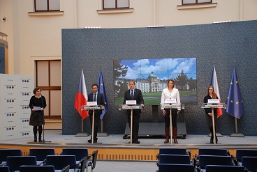 Ministr Jiří Dienstbier uvedl 16 dní aktivismu proti násilí na ženách