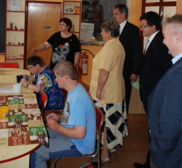 Ministr Dienstbier mezi postiženými dětmi