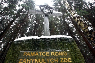Památník v bývalém protekroráním cikánském táboře v Hodoníně u Kunštátu