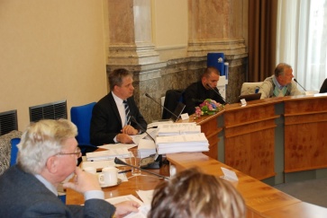 Ministr Jiří Dienstbier svolal mimořádné zasedání Legislativní rady vlády ČR