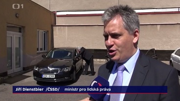 ČT 24: Ministr Jiří Dienstbier v sociálně vyloučené lokalitě