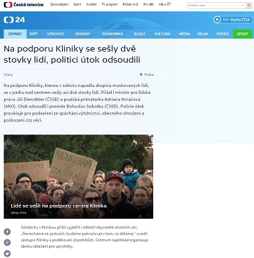 ČT 24: Na podporu Kliniky se sešly dvě stovky lidí, politici útok odsoudili