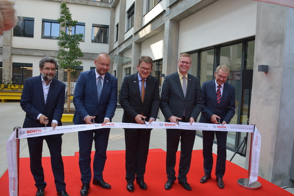 Vicepremiér Bělobrádek otevřel v Radlicích nové sídlo firmy Bosch