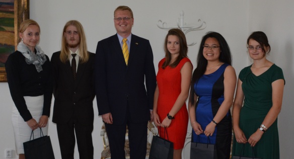 Mladí vědci představili vicepremiérovi Bělobrádkovi své úspěšné projekty.