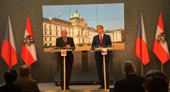 Vicepremiér Bělobrádek a předseda rakouské Rady pro výzkum Androsch po zasedání RVVI