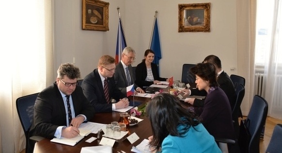 Vicepremiér Bělobrádek jednal s čínskou velvyslankyní Ma Kequing o spolupráci v aplikovaném výzkumu