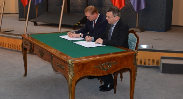 Vicepremiér Bělobrádek a ministr zahraničí Zaorálek podepisují ujednání o zřízení pozic diplomatů pro vědu