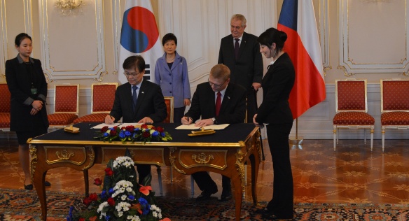 Vicepremiér Bělobrádek podepisuje memorandum o česko-korejské spolupráci ve výzkumu v oblasti ICT