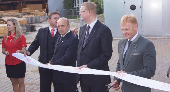 Vicepremiér Bělobrádek na otevření výrobního a vývojového centra v Třebešíně