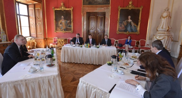 Vicepremiér Bělobrádek jednal ve Valticích s českým a slovenským ministrem školství