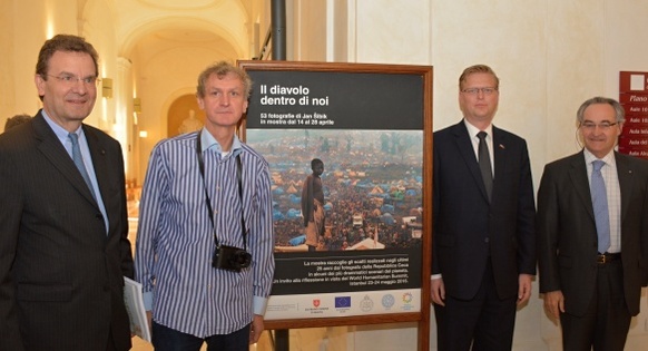 Vicepremiér Bělobrádek zahájil výstavu fotografií Jana Šibíka s názvem Ďábel v nás