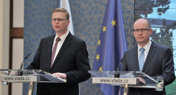 Vicepremiér Pavel Bělobrádek a premiér Bohuslav Sobotka na tiskové konferenci po jednání vlády 2. července 2014.